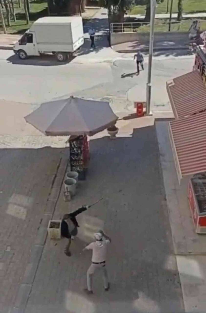 Tartıştığı akrabasının dükkanına kurşun yağdırdı