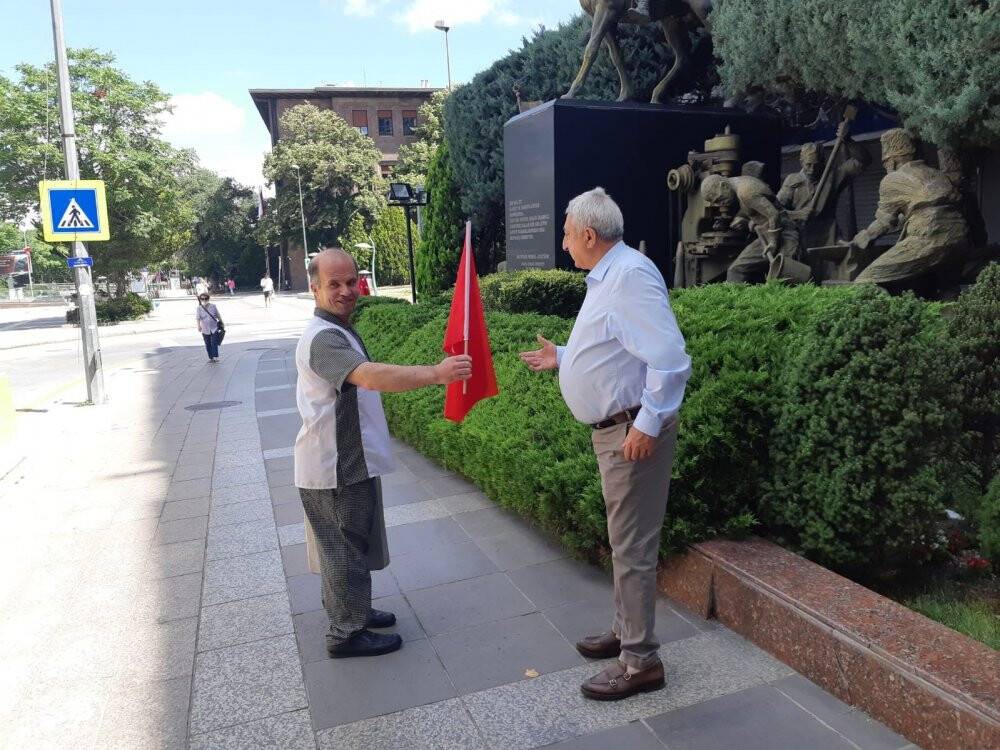 TESK’ten anlamlı bayrak dağıtımı