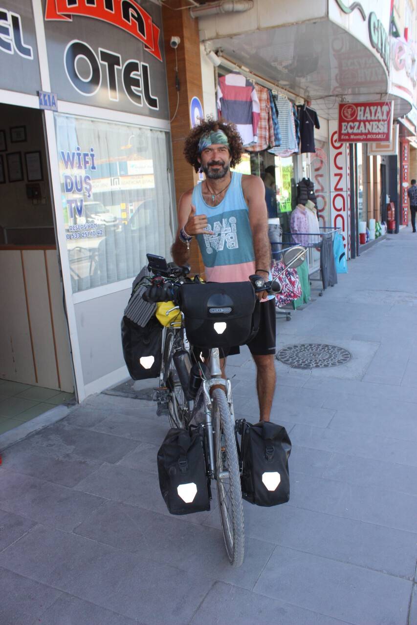 aa-20220716-28433259-28433256-bisikletiyle-dunya-turuna-cikan-ispanyol-karapinara-geldi.jpg