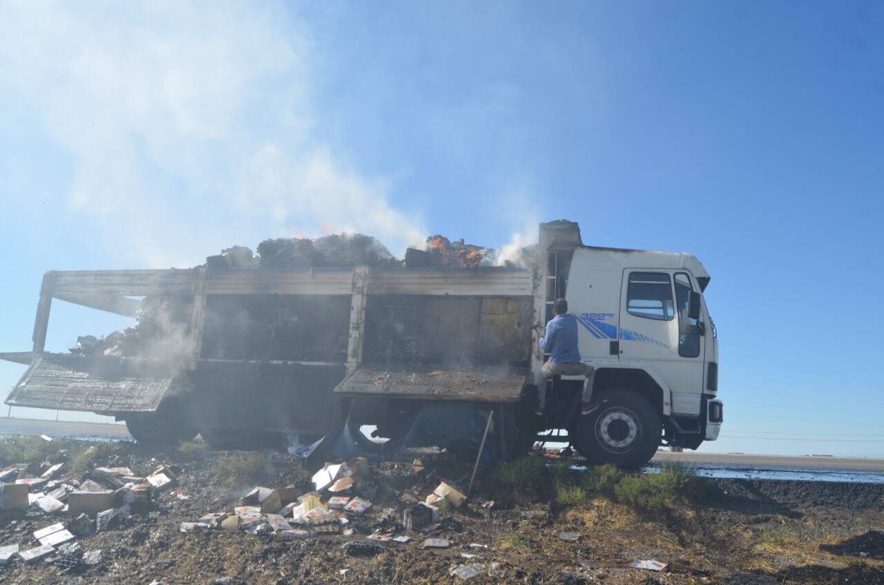 aa-20220716-28434880-28434878-aksarayda-seyir-halindeki-kamyonun-kasasi-yandi.jpg
