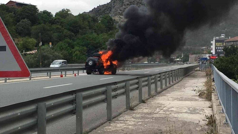 Seyir halindeki cip alev alev yandı