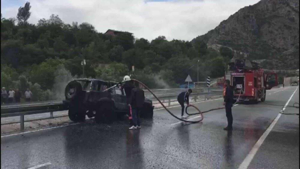 Seyir halindeki cip alev alev yandı