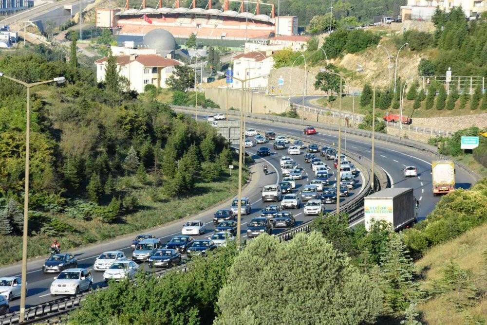 Tatilciler dönmeye başladı, İstanbul istikametinde trafik yoğunlaştı