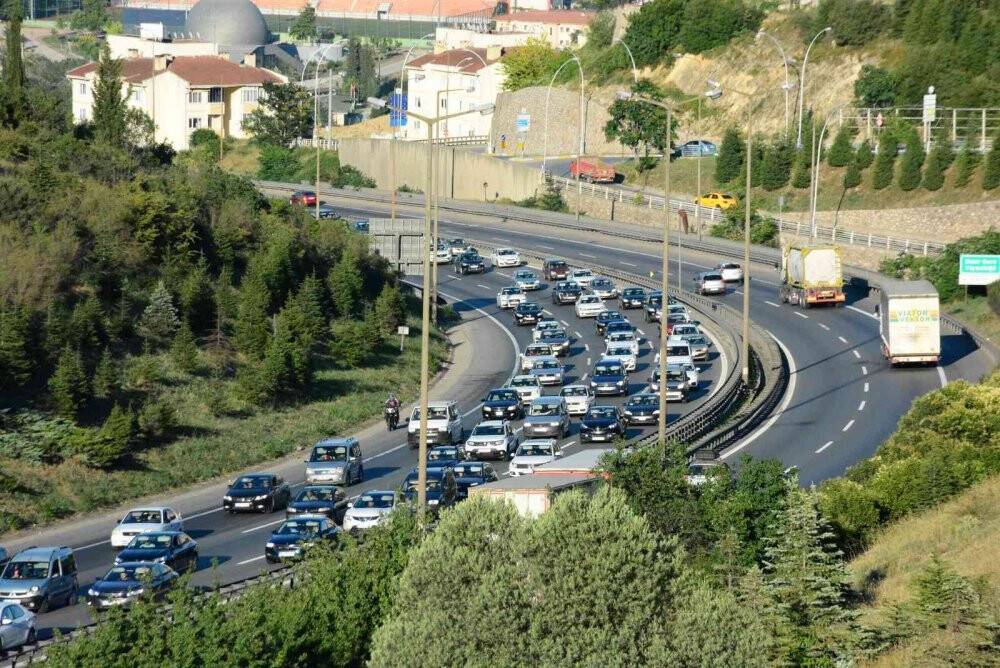 Tatilciler dönmeye başladı, İstanbul istikametinde trafik yoğunlaştı