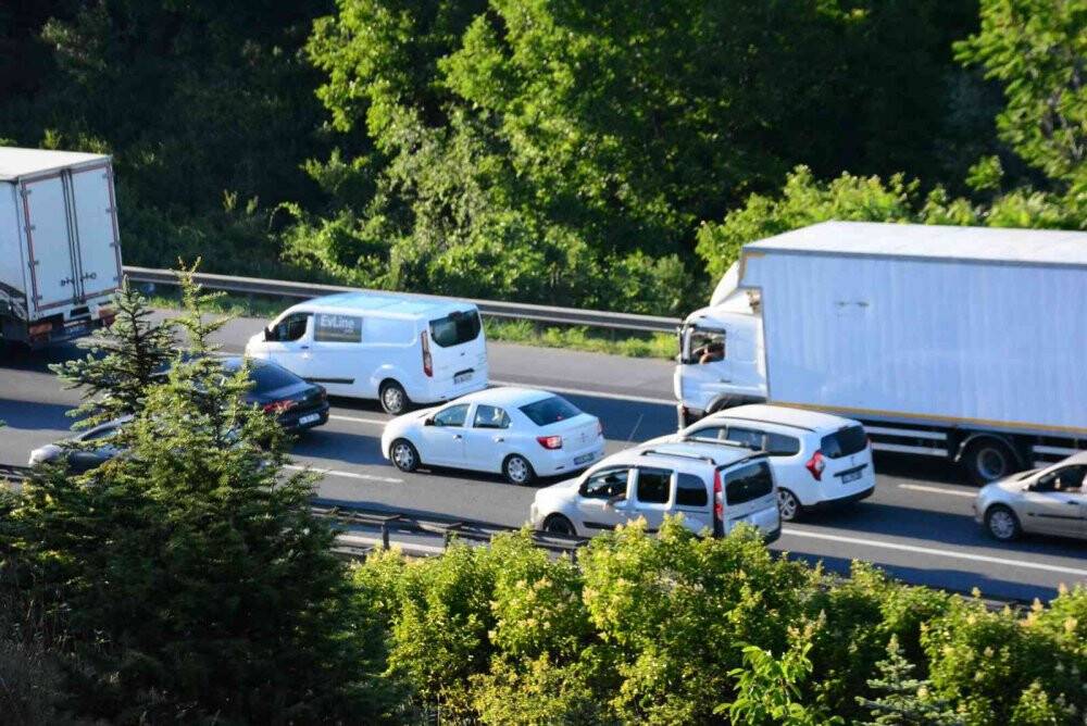 Tatilciler dönmeye başladı, İstanbul istikametinde trafik yoğunlaştı