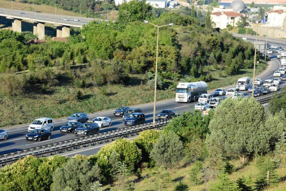 Tatilciler dönmeye başladı, İstanbul istikametinde trafik yoğunlaştı