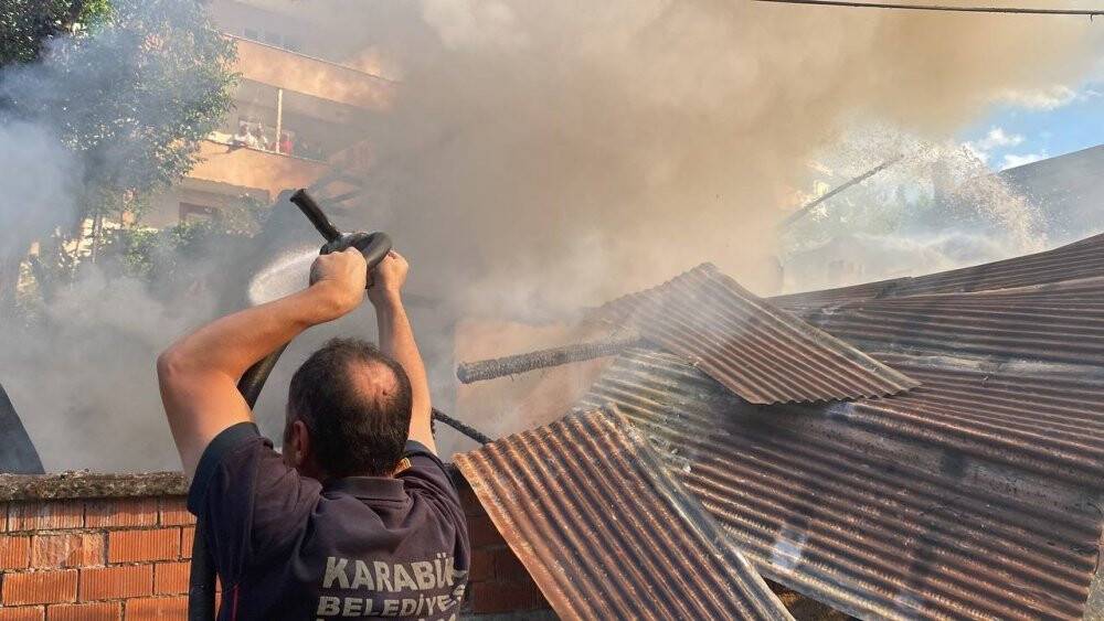 Yangında samanlık ve ardiye küle döndü