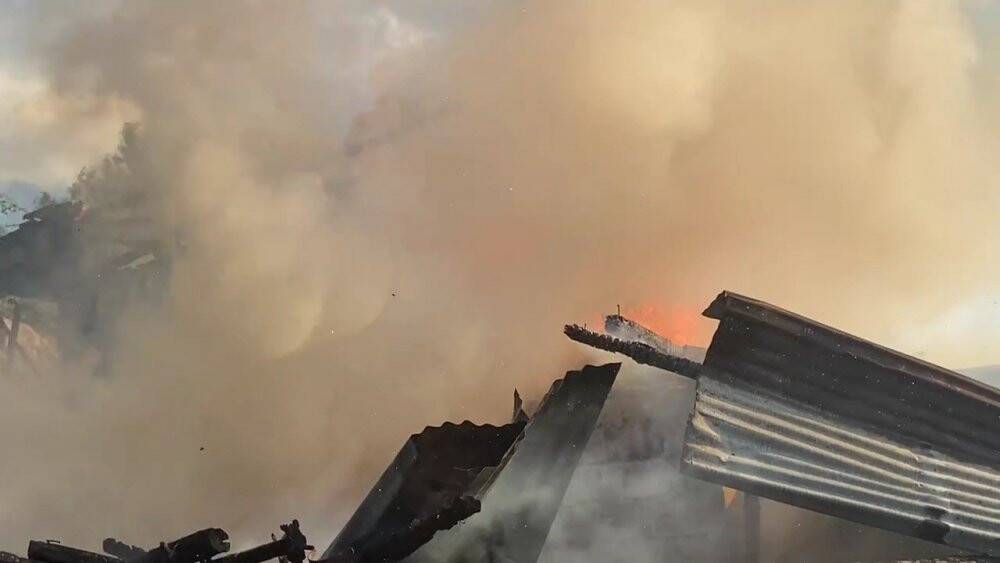 Yangında samanlık ve ardiye küle döndü