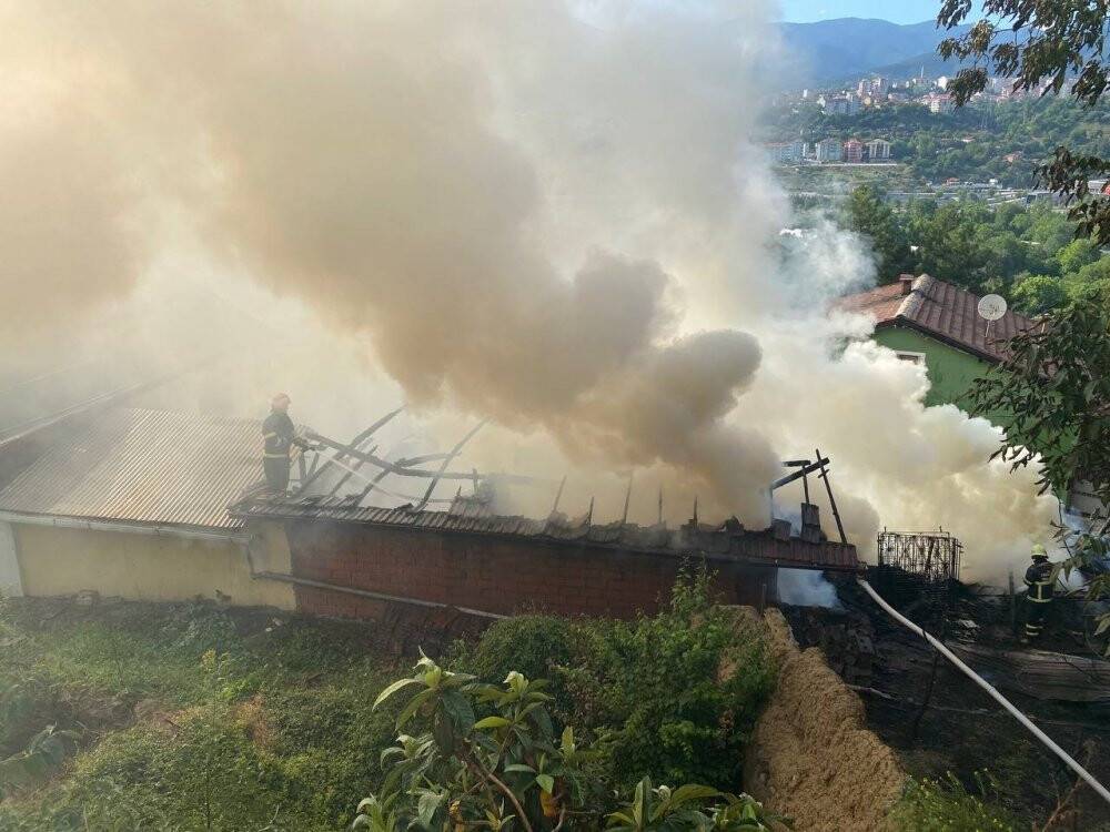 Yangında samanlık ve ardiye küle döndü