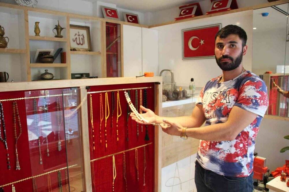 Atanamadı, şimdi dünyaya tespih pazarlıyor