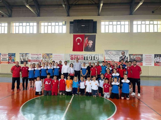 Bakan Yardımcısı Aksu, altın madalya kazanan badminton sporcularını tebrik etti