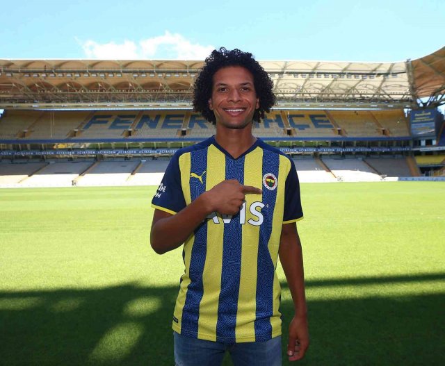 Fenerbahçe, Brezilyalı futbolcu Willian Arao ile 2+1 yıllık sözleşme imzalandığını açıkladı.