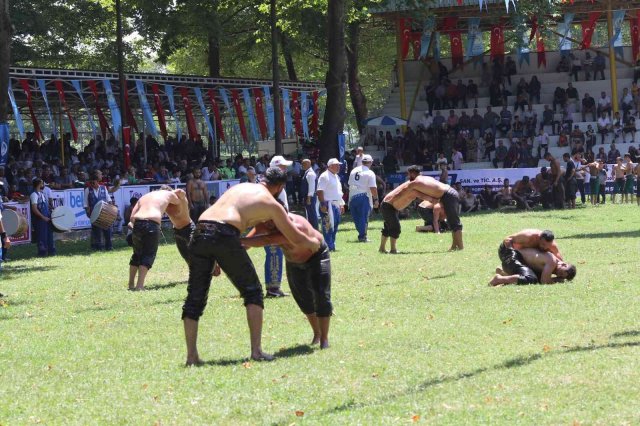 Akbalık Yağlı Güreşleri’nde 600 pehlivan mücadele ediyor