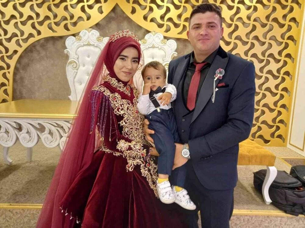 Pandemide yapamadıkları düğünü 1,5 yaşındaki çocuklarıyla yaptılar