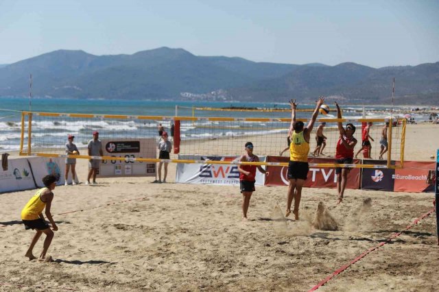 Avrupa U20 Plaj Voleybolu Şampiyonası Selçuk’ta başladı