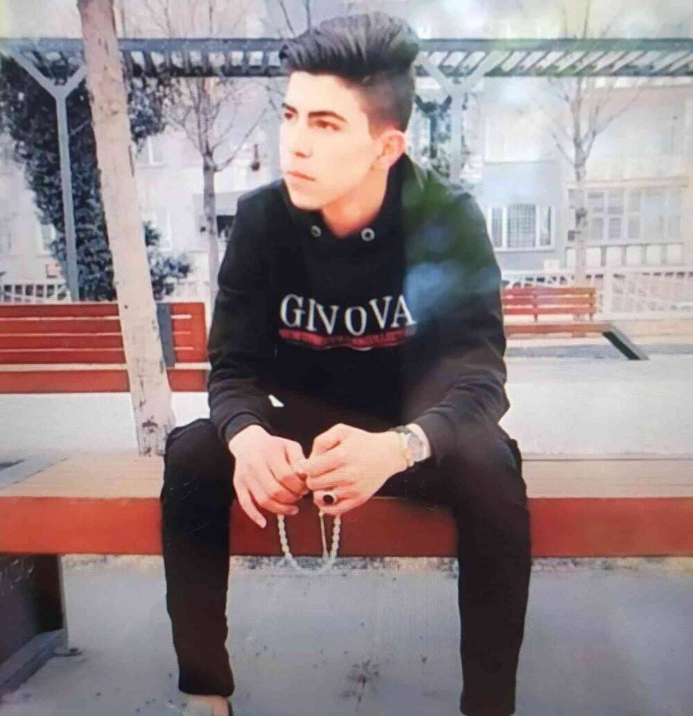 19 yaşındaki oğlunu öldürdü