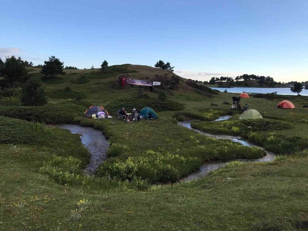 2 bin 404 rakımlı Emirgazi zirvesine 15 Temmuz şehitleri için tırmandılar