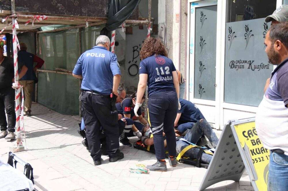 Babasıyla bina yıkımında çalışan 17 yaşındaki çocuğun üzerine kolon devrildi