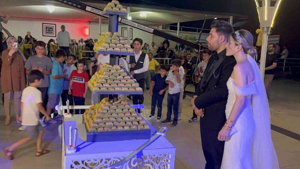 Düğünde Pasta Yerine Baklava Kestiler