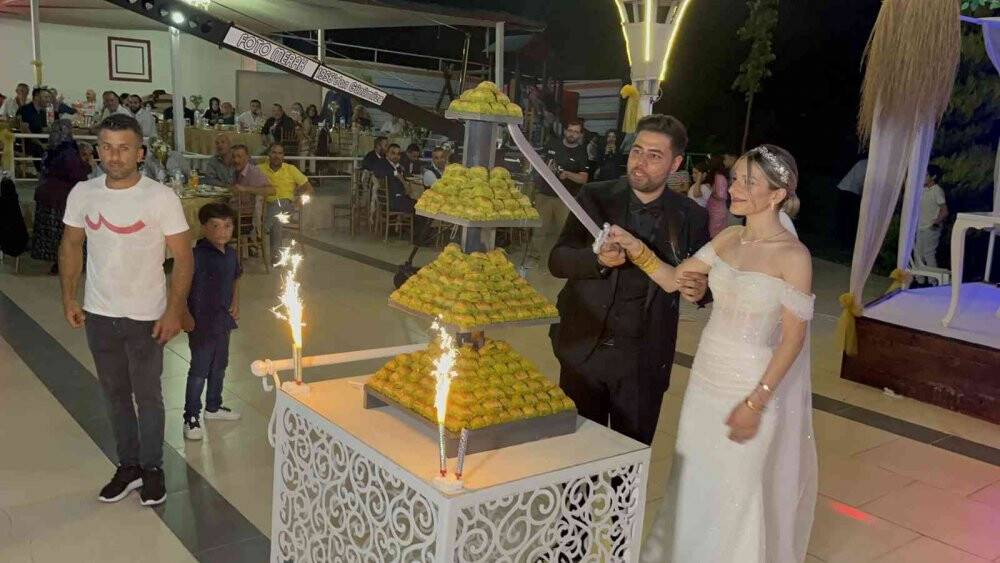 Düğünde Pasta Yerine Baklava Kestiler