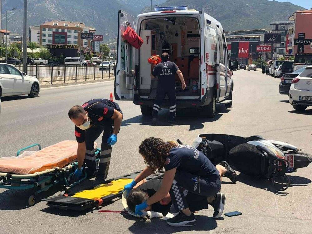Otomobile çarpan motosiklet sürücüsü ağır yaralandı