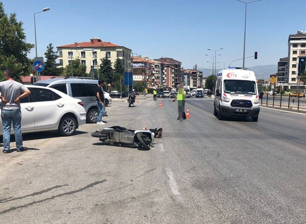 Otomobile çarpan motosiklet sürücüsü ağır yaralandı