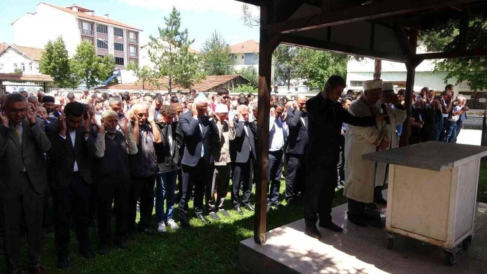 Selde hayatını kaybeden gencin ailesi hacdan geldi, cenazesi toprağa verildi