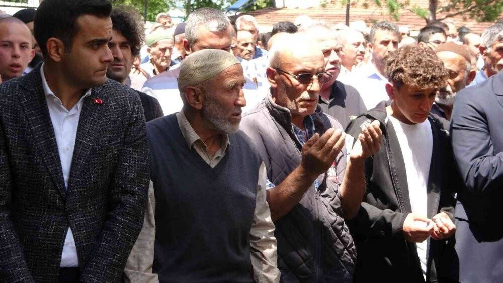 Selde hayatını kaybeden gencin ailesi hacdan geldi, cenazesi toprağa verildi
