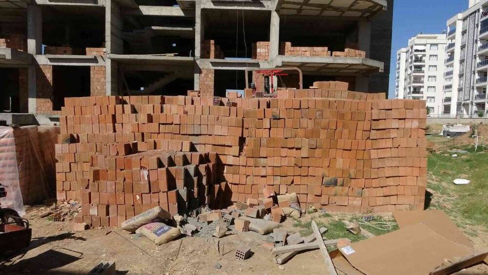 Yük asansörünün çarptığı işçi yaralandı