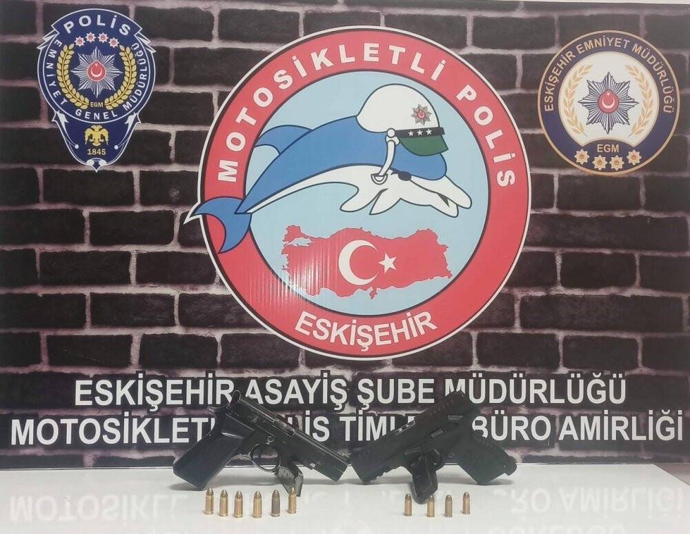 Durumundan şüphelenilen 6 kişinin üzerinde 6 ruhsatsız tabanca ele geçirildi