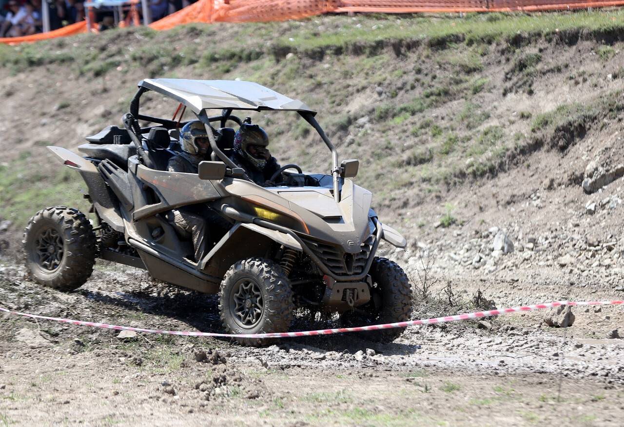 aa-20220720-28459437-28459412-offroad-tutkunu-kadin-pilotlar-pistlerin-tozunu-attiriyor.jpg