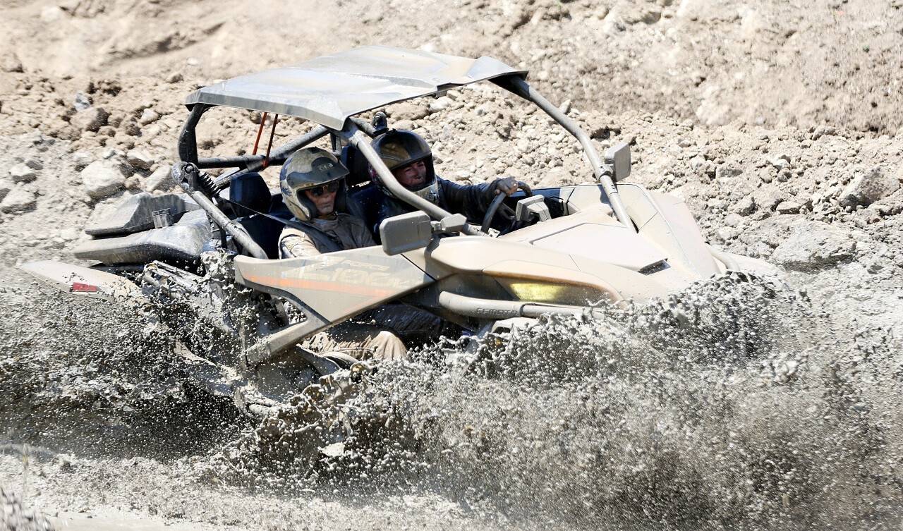 aa-20220720-28459437-28459413-offroad-tutkunu-kadin-pilotlar-pistlerin-tozunu-attiriyor.jpg