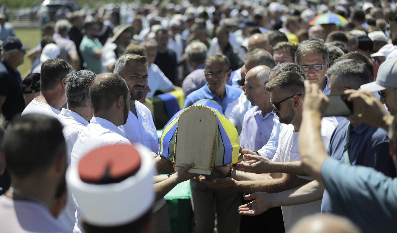 aa-20220720-28461543-28461530-bosna-hersekteki-savasta-sirplarin-oldurdugu-16-bosnak-sivil-daha-topraga-verildi.jpg