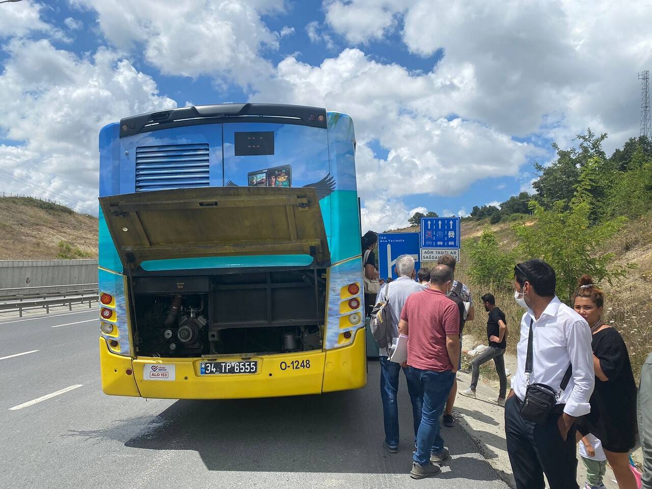 aa-20220720-28461598-28461597-iett-otobusunun-arizalanmasi-nedeniyle-istanbul-havalimani-yolculari-yolda-kaldi.jpg
