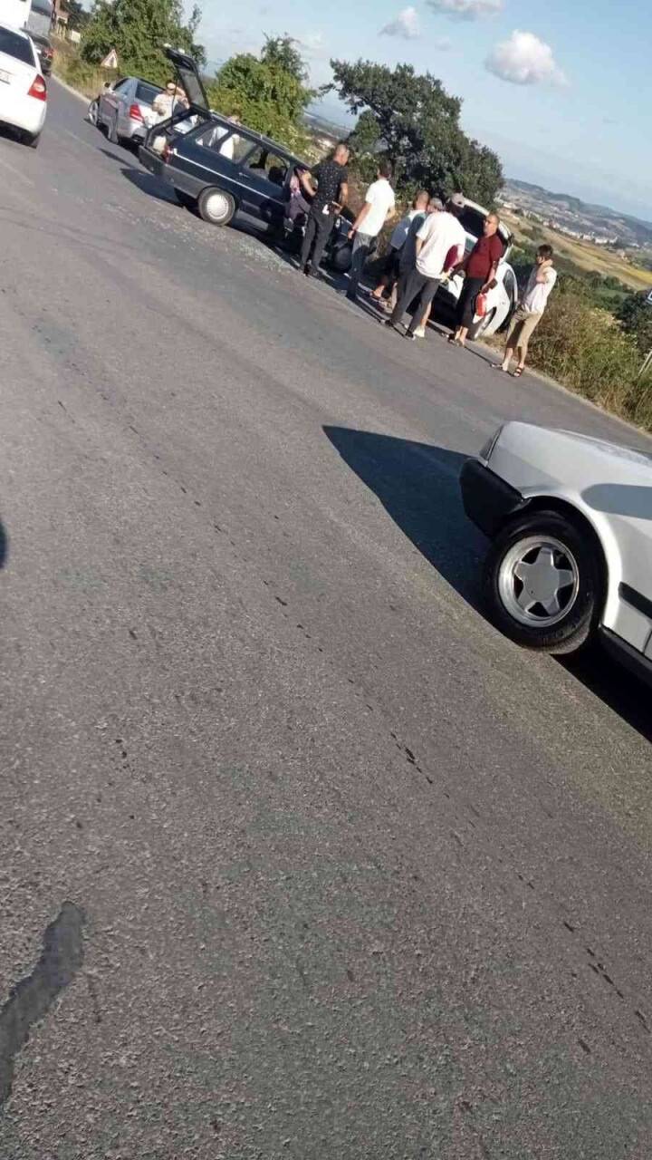 iki otomobil çarpıştı: 6 yaralı