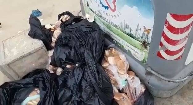 İsrafın böylesi: 15 poşet ekmeği çöpe bıraktılar