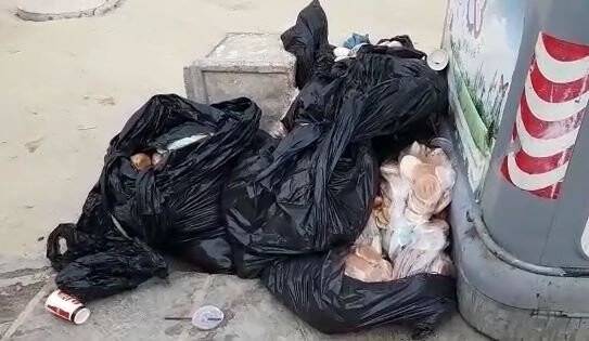 İsrafın böylesi: 15 poşet ekmeği çöpe bıraktılar