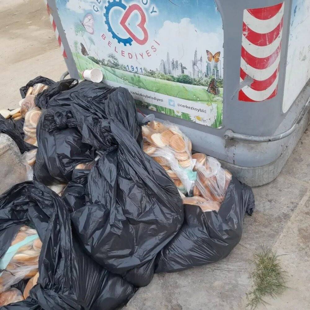İsrafın böylesi: 15 poşet ekmeği çöpe bıraktılar