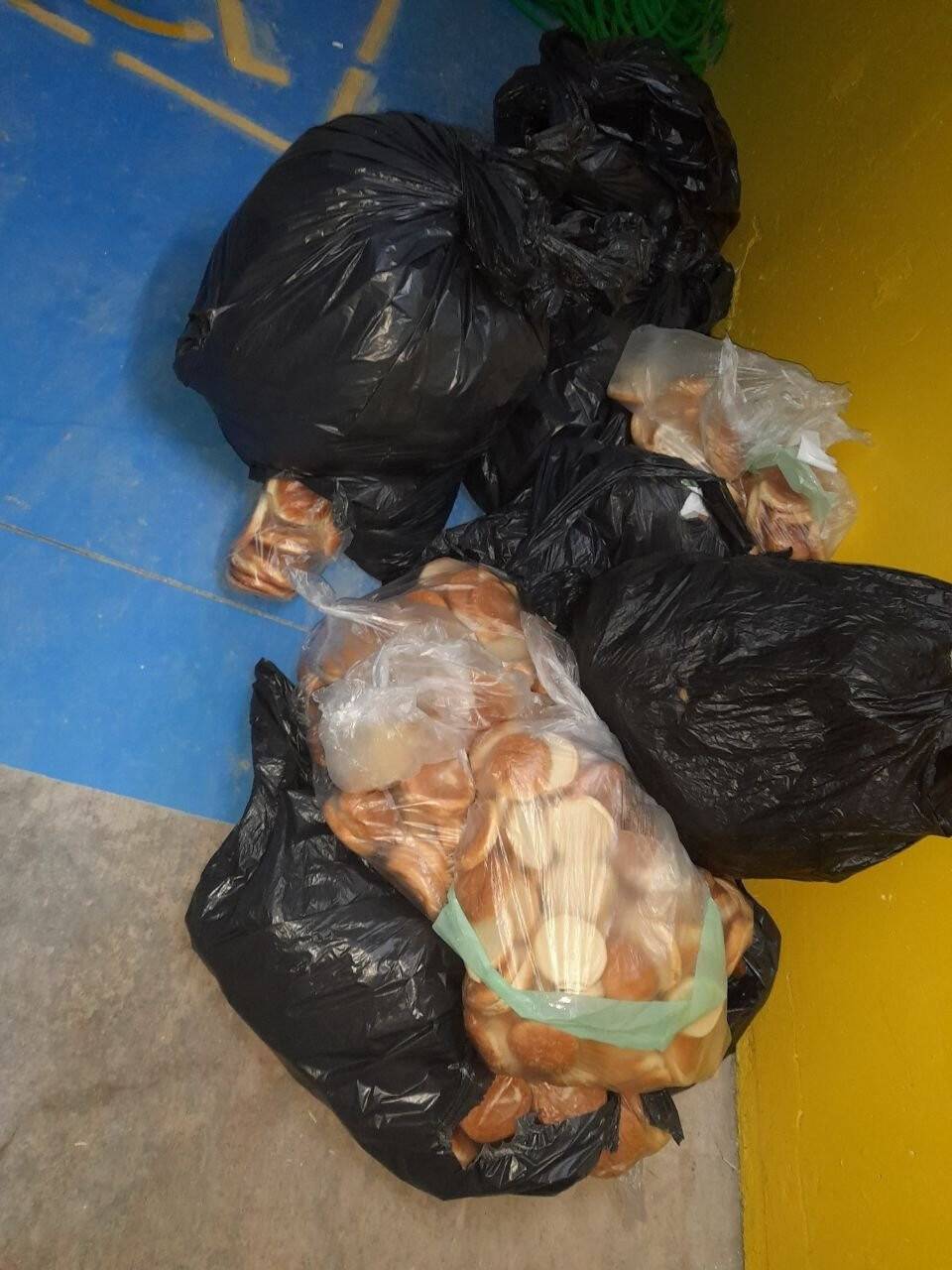 İsrafın böylesi: 15 poşet ekmeği çöpe bıraktılar