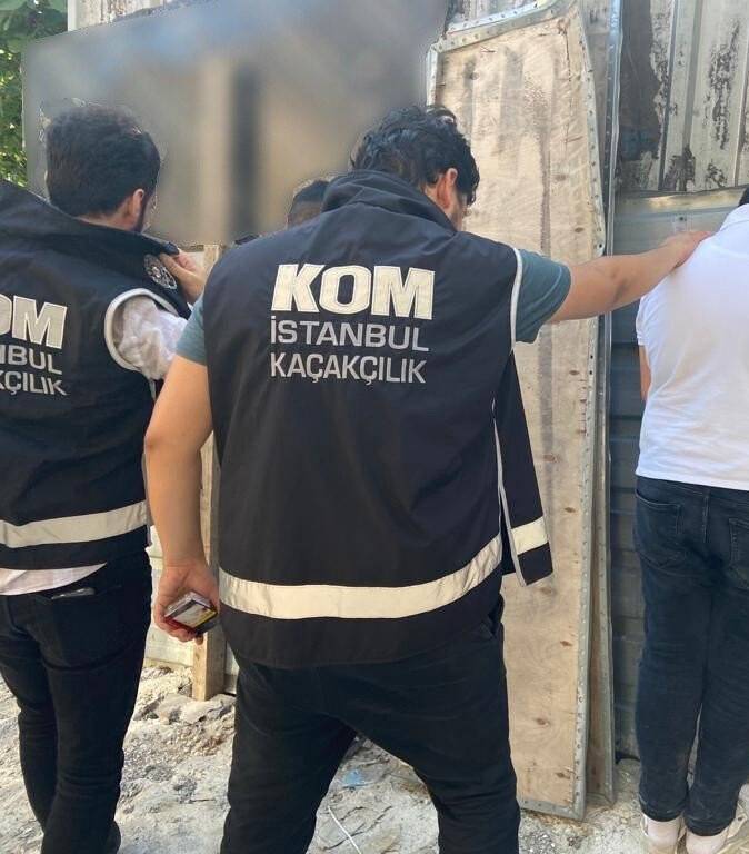 İstanbul’da sahte içki için hazırlanan 7 bin 600 litre alkollü sıvı ele geçirildi