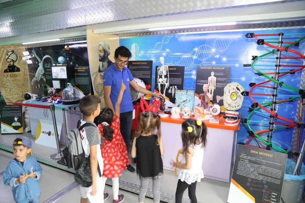Bilim Tırı bilime meraklı öğrencileri Kültürpark’ta ağırlıyor
