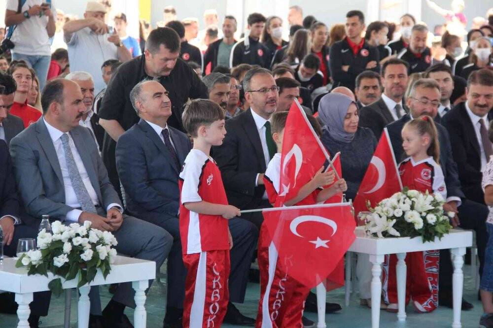 Gençlik ve Spor Bakanı Kasapoğlu, Konya'da "Olimpik Yüzme Havuzu" açılışına katıldı