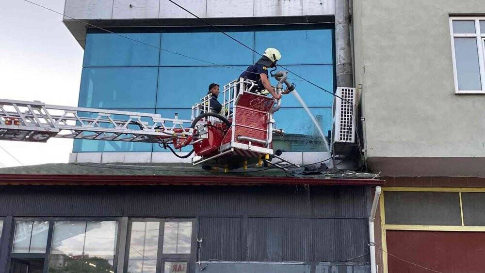 İş yerindeki baca yangını büyümeden söndürüldü