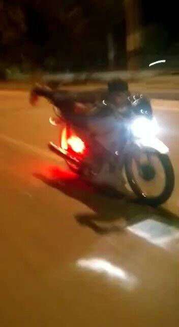 Ellerini bırakıp motorun üzerinde yatarak gitti