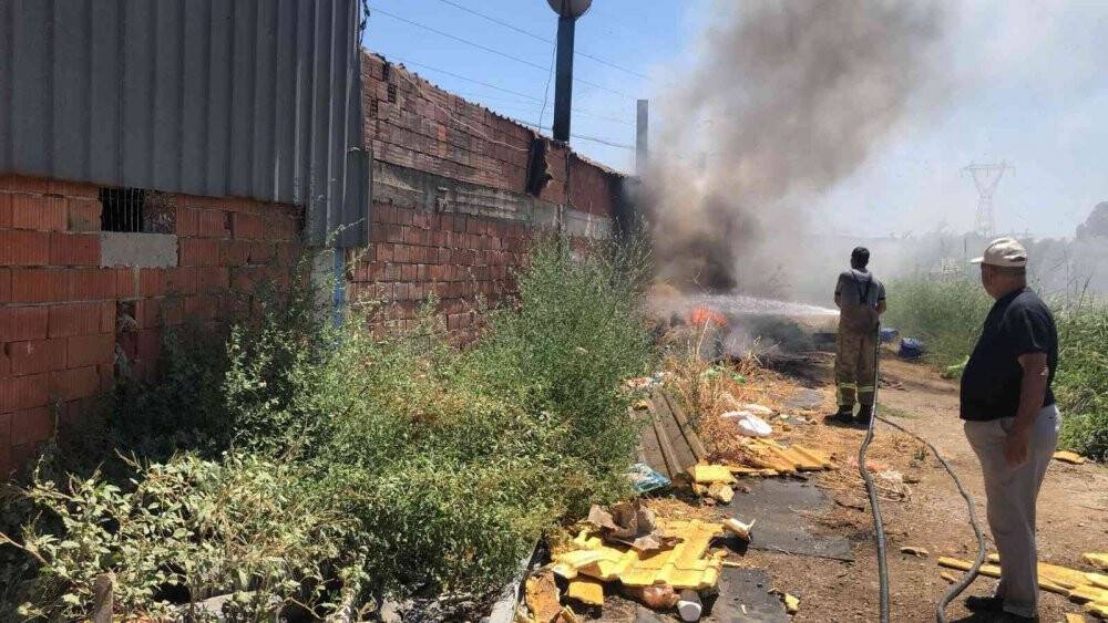 Seferihisar’daki iki orman yangınında 3 ev, 12 araç ve 1 bekçi kulübesi yandı