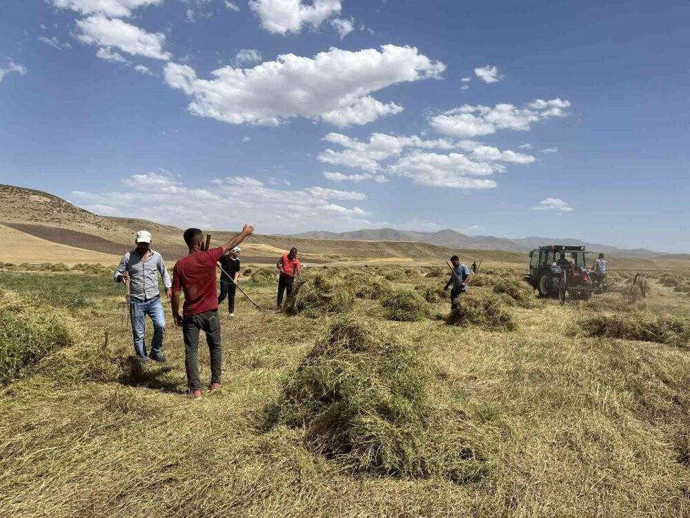 Yağmur bereketinden faydalanan çiftçinin yüzü gülüyor
