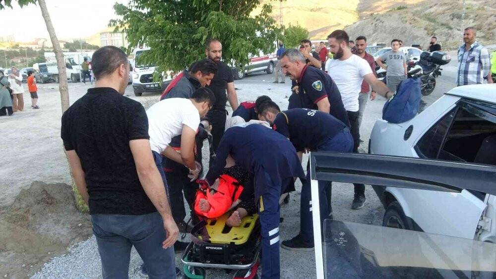 İki otomobilin çarpıştığı kazada can pazarı