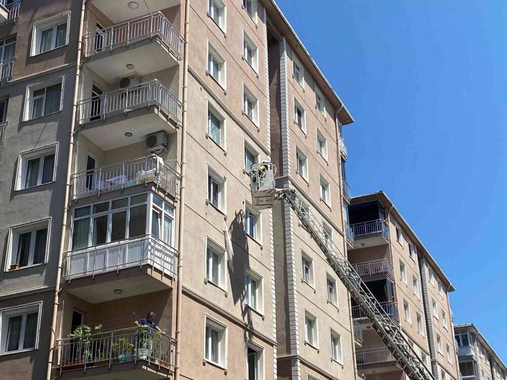 İstanbul'da apartmanda doğalgaz patlaması: 1’i ağır 3 yaralı