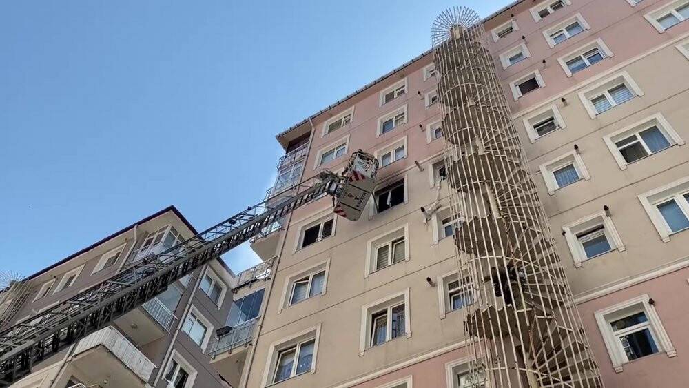 İstanbul'da apartmanda doğalgaz patlaması: 1’i ağır 3 yaralı