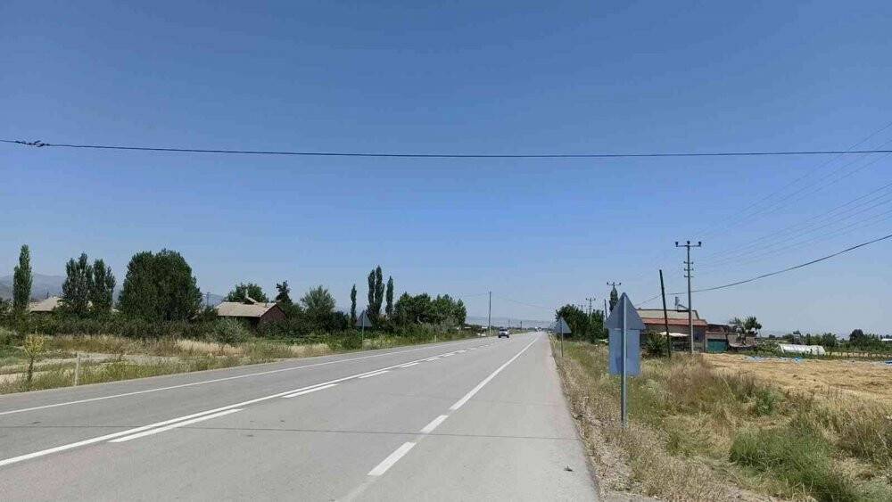 Saman balyası yüklü kamyondan tele takılıp düştü